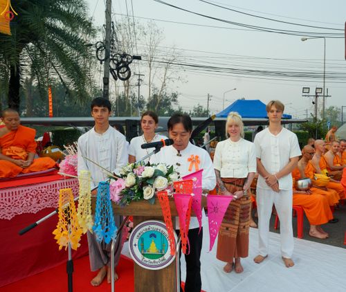 ภาพ No.321012:วันอาทิตย์ที่ ๑๒ เมษายน พ.ศ ๒๕๖๙ พิธีตักบาตรปี๋ใหม่เมืองพระภิกษุสงฆ์ ๓๓๙ รูป  อุทิศถวายพระราชกุศลสมเด็จพระนางสิริกิติ์  พระบรมราชินีนาถ พระบรมราชชนนีพันปีหลวง และฉลองเมืองแม่แตงครบรอบ ๑๑๙ ปี ณ ลานโรงแรมแอร์ไดมอนด์ อำเภอแม่แตง จังหวัดเชียงใหม่