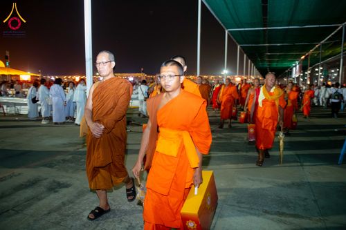 ภาพ No.324483:วันที่ 22 เมษายน พ.ศ.2569 (วันคุ้มครองโลก) บรรยากาศพระสังฆาธิการและสาธุชน การเดินทางกลับ งานถวายมหาสังฆทาน 40,000 กว่าวัดทั่วประเทศ วัดพระธรรมกาย