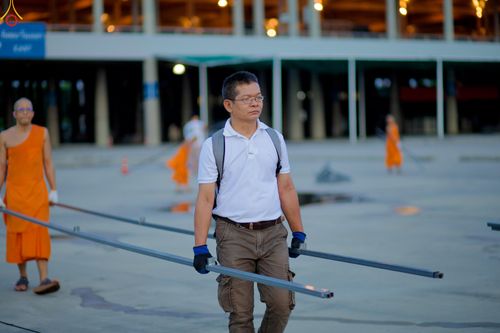 ภาพ No.326924:วันที่ 1 พฤษภาคม พ.ศ.2569 พระภิกษุ สามเณร เจ้าหน้าที่ สาธุชน ร่วมกันเก็บงาน ณ ลานธรรม วัดพระธรรมกาย