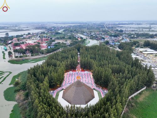 ภาพ No.69556:พิธีตักบาตรพระธรรมยาตราฯ ในโครงการธรรมยาตรากตัญญูบูชา มหาปูชนียาจารย์ พระมงคลเทพมุนี(สด จนฺทสโร) พระผู้ปราบมาร ปีที่ 11 ณ อนุสรณ์สถานลำดับที่ 1 สถานที่เกิดด้วยรูปกายเนื้อ อนุสรณ์สถานมหาวิหารพระมงคลเทพมุนี อ.สองพี่น้อง จ.สุพรรณบุรี