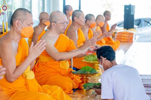 ภาพ No.65647:พิธีปลงผมและพิธีขอขมา มอบบาตรกับผ้าไตร ในโครงการอุปสมบทบูชาธรรม มหาปูชนียาจารย์ประจำปี 2565 ณ ศูนย์ปฎิบัติธรรมสมุทรปราการ(บางบ่อ)  วันอาทิตย์ที่ 20 พฤศจิกายน พ.ศ. 2565