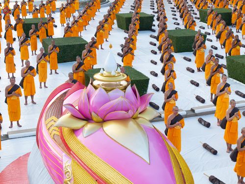 ภาพ No.281677:วันที่ 24 ธันวาคม พ.ศ.2568 พระธรรมยาตรา ปฏิบัติธรรม และถ่ายภาพหมู่ประวัติศาสตร์ ณ ลานหน้ามหาวิหารพระมงคลเทพมุนีฯ วัดพระธรรมกาย