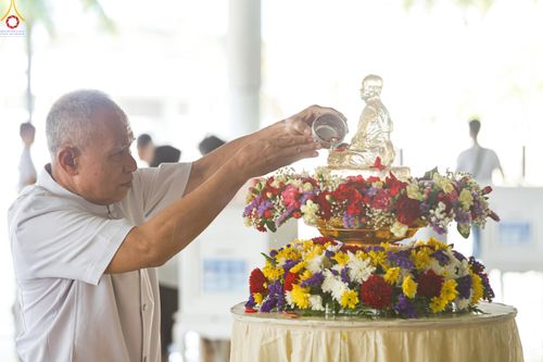 ภาพ No.322264:วันที่ 13 เมษายน พ.ศ.2569 สาธุชนสรงน้ำพระ เนื่องในวันสงกรานต์ ณ หอฉันคุณยายอาจารย์ วัดพระธรรมกาย