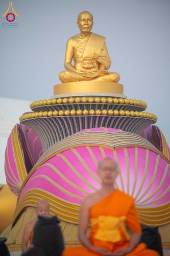 ภาพ No.299745:วันที่ 19 มกราคม พ.ศ.2569 พระธรรมยาตราปฏิบัติธรรมและถ่ายภาพหมู่ประวัติศาสตร์ ณ อนุสรณ์สถานลำดับที่ 5 สถานที่เผยแผ่วิชชาธรรมกายครั้งแรก  อนุสรณ์สถานบางปลาวัดบางปลา อ.บางเลน จ.นครปฐม ในโครงการธรรมยาตรา กตัญญูบูชา มหาปูชนียาจารย์ พระมงคลเทพมุนี(สด จนฺทสโร) 