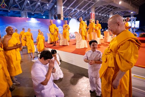 ภาพ No.280412:วันที่ 31 ธันวาคม พ.ศ.2568 -วันที่ 1 มกราคม พ.ศ.2569 พิธีฉลองชัยสวดมนต์บทธัมมจักกับปปวัตนสูตร ครบ 8,000,000,000 จบ , พิธีสวดมนต์ข้ามปี ณ วัดพระธรรมกาย