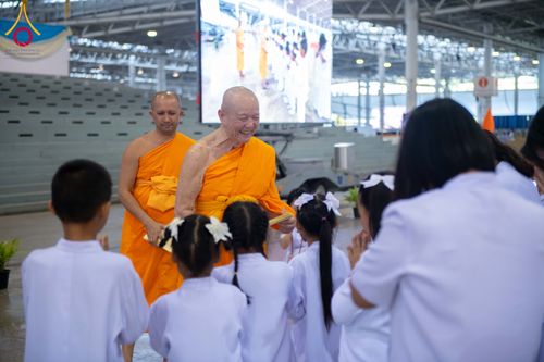 ภาพ No.308651:วันที่ 1 กุมภาพันธ์ พ.ศ. 2569 พิธีรับประกาศนียบัตร และพระของขวัญพระธรรมยาตรา ณ สภาธรรมกายสากล วัดพระธรรมกาย จ.ปทุมธานี