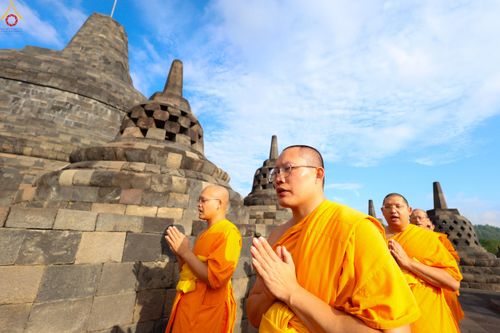 ภาพ No.330035:วันที่ 27-29 พฤษภาคม พ.ศ.2569 MBMI Tangerang (Majelis Agama Buddha Mahanikaya) ได้มีการเตรียมงานเพื่อจัดงานวิสาขบูชานานาชาติ  ชึ่งในงานจะมีการจุดประทีปโคมลาน โคมลอย กว่า 20,000 ดวง  เพื่อน้อมถวายเป็นพุทธบูชา และเพื่อเป็นการกระชับสัมพันธมิตรภาพ