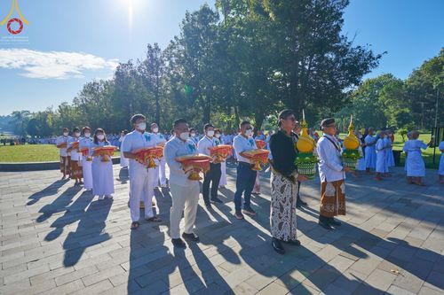 ภาพ No.68169:พิธีเวียนประทักษิณ และวันทาพระมหาเจดีย์บรมพุทโธ ของนาคธรรมทายาท ประเทศอินโดนีเซีย วันที่ 17 ธันวาคม พ.ศ. 2565