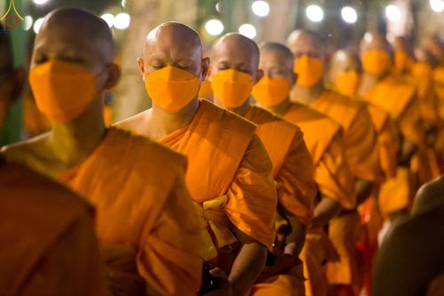 ภาพ No.69647:พิธีตักบาตรพระธรรมยาตราฯ ในโครงการธรรมยาตรากตัญญูบูชา มหาปูชนียาจารย์ พระมงคลเทพมุนี(สด จนฺทสโร) พระผู้ปราบมาร ปีที่ 11 ณ อนุสรณ์สถานลำดับที่ 1 สถานที่เกิดด้วยรูปกายเนื้อ อนุสรณ์สถานมหาวิหารพระมงคลเทพมุนี อ.สองพี่น้อง จ.สุพรรณบุรี