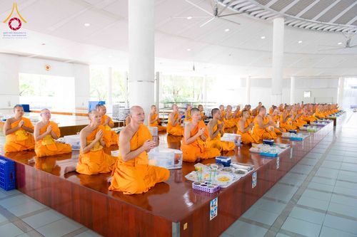 ภาพ No.329905:วันที่ 23 พฤษภาคม พ.ศ. 2569 พิธีถวายภัตตาหารเมนูสวรรค์ เพื่อการบรรลุธรรม ณ หอฉันคุณยายอาจารย์ฯ วัดพระธรรมกาย จังหวัดปทุมธานี