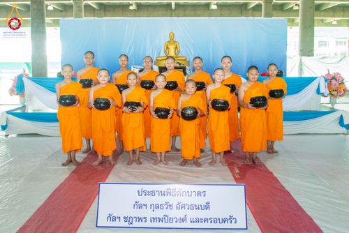 ภาพ No.340011:วันอาทิตย์ที่ 19 กรกฎาคม พ.ศ.2569 พิธีตักบาตรโครงการบรรพชาสามเณรนานาชาติ รุ่นที่ 15 ณ มหารัตนวิหารคด 6 วัดพระธรรมกาย