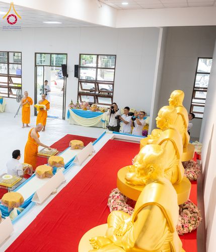 ภาพ No.160871:พิธีเจริญพระพุทธมนต์ และปิดแผ่นทองรูปเหมือน พระเดชพระคุณพระมงคลเทพมุนี (สด จนฺทสโร) พระผู้ปราบมาร จำนวน 3 องค์ วันเสาร์ที่ 5 ตุลาคม พ.ศ. 2567 ณ อาคารปลูกศรัทธา 2 (ชานชลาเดิม) วัดพระธรรมกาย อ.คลองหลวง จ.ปทุมธานี