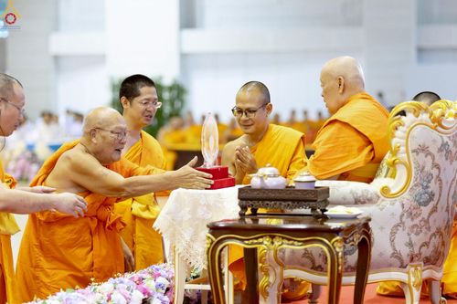 ภาพ No.236285:วันที่ 3 สิงหาคม พ.ศ. 2568 พิธีมุทิตาสักการะพระภิกษุ ผู้สอบได้เปรียญธรรม 9 ประโยค ระดับโลก ปีที่ 37, พิธีมอบโล่และทุนการศึกษา สำนักเรียนบาลีดีเด่นทั่วประเทศ ณ ห้องแก้วสารพัดนึก 1 วัดพระธรรมกาย