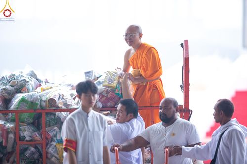 ภาพ No.205925:พิธีตักบาตร และ พิธีบูชาข้าวพระ ในวันอาทิตย์ต้นเดือน 2 กุมภาพันธ์ พ.ศ. 2568 ณ สภาธรรมกายสากล วัดพระธรรมกาย