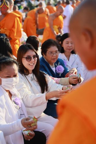 ภาพ No.195410:พิธีตักบาตรพระธรรมยาตรา ณ อนุสรณ์สถานลำดับที่ 3 สถานที่เกิดใหม่ในเพศสมณะ วัดสองพี่น้อง ต.ต้นตาล อ.สองพี่น้อง จ.สุพรรณบุรี ในโครงการธรรมยาตรา กตัญญูบูชา มหาปูชนียาจารย์ พระมงคลเทพมุนี(สด จนฺทสโร) พระผู้ปราบมาร ปีที่ 13 วันที่ 15 มกราคม พ.ศ.2568