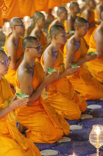 ภาพ No.197217:พิธีจุดประทีปถวายเป็นพุทธบูชา และบูชาธรรมมหาปูชนียาจารย์ ณ วัดโบสถ์(บน) ตำบลบางคูเวียง อำเภอบางกรวย จังหวัดนนทบุรี ในโครงการธรรมยาตรา กตัญญูบูชา มหาปูชนียาจารย์ พระมงคลเทพมุนี(สด จนฺทสโร) พระผู้ปราบมาร อนุสรณ์สถาน 7 แห่ง ปีที่ 13 วันที่ 18 มกราคม พ.ศ. 25