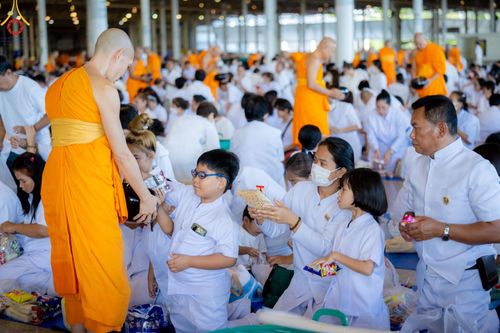 ภาพ No.151069:พิธีตักบาตร ในวันอาทิตย์ต้นเดือน วันที่ 1 กันยายน พ.ศ. 2567 ณ สภาธรรมกายสากล วัดพระธรรมกาย