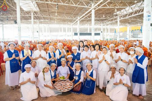 ภาพ No.58889:V.40 ภัตตาหารพระหมื่นวัด เราจัดให้ การปฏิบัติงานของเจ้าหน้าที่และอาสาสมัคร เพื่อรับบุญในการถวายภัตตาหาร แด่คณะสงฆ์ 10,000 กว่าวัดทั่วประเทศ ที่มาร่วมงานวันคุ้มครองโลก จันทร์ที่ 22 เมษายน พ.ศ. 2567 ณ วัดพระธรรมกาย