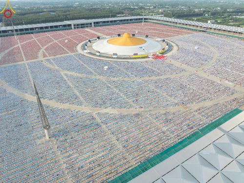 ภาพ No.221630:วันอังคารที่ 22 เมษายน พ.ศ. 2568 ภาพพิธีถวายมหาสังฆทานคณะสงฆ์ 40,000 กว่าวัดทั่วประเทศ เนื่องในวันคุ้มครองโลก ชุดที่ 2 (ปลื้มให้สมการรอคอย) ณ ลานธรรมพระมหาธรรมกายเจดีย์ วัดพระธรรมกาย