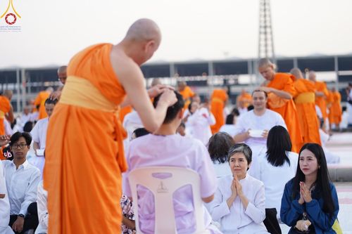 ภาพ No.180066:พิธีปลงผมนาคธรรมทายาท ในโครงการอุปสมบทหมู่ บูชาธรรมมหาปูชนียาจารย์ (ศูนย์อบรมวัดพระธรรมกาย) วันที่ 1 ธันวาคม พ.ศ. 2567 ณ ลานธรรมหารัตนวิหารคด วัดพระธรรมกาย จ.ปทุมธานี