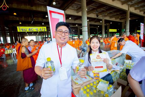 ภาพ No.219345:บรรยากาศการเดินทางเข้าวัดพระธรรมกาย , การต้อนรับปฏิสันถาร , การฉันภัตตาหารเช้า , การลงทะเบียนพระสังฆาธิการ  เนื่องในวันคุ้มครองโลก พิธีถวายมหาสังฆทานคณะสงฆ์ 40,000 กว่าวัดทั่วประเทศ ณ วัดพระธรรมกาย