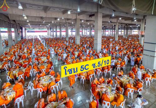 ภาพ No.219474:วันอังคารที่ 22 เมษายน พ.ศ. 2568 พิธีมอบปัจจัยช่วยเหลือครู 4 จังหวัดชายแดนภาคใต้ , พิธีกล่าวคำถวายอุปกรณ์ เพื่อเตรียมการต้อนรับคณะสงฆ์ฯ , พิธีกล่าวคำถวายภัตตาหารเป็นสังฆทาน , คณะสงฆ์ฉันภัตตาหารเพล  เนื่องในวันคุ้มครองโลก พิธีถวายมหาสังฆทานแด่คณะสงฆ์