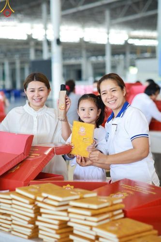 ภาพ No.212327:วันพุธที่ 19 มีนาคม พ.ศ. 2568 การบรรจุไทยธรรมลงกล่องสำเร็จ 43,500 กล่อง เพื่อถวายแด่พระสังฆาธิการ 40,000 กว่าวัดทั่วไทย ในวันคุ้มครองโลก 22 เมษายน พ.ศ. 2568 ณ บ้านแก้วเรือนทองคุณยายฯ วัดพระธรรมกาย