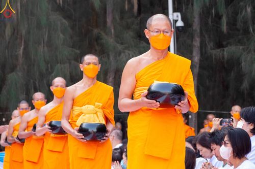 ภาพ No.107446:พิธีตักบาตรพระธรรมยาตราฯ ในโครงการธรรมยาตรากตัญญูบูชา มหาปูชนียาจารย์ พระมงคลเทพมุนี(สด จนฺทสโร) พระผู้ปราบมาร ปีที่ 12 ณ อนุสรณ์สถานมหาวิหารพระมงคลเทพมุนี อ.สองพี่น้อง จ.สุพรรณบุรี วันที่ 7 มกราคม พ.ศ. 2567