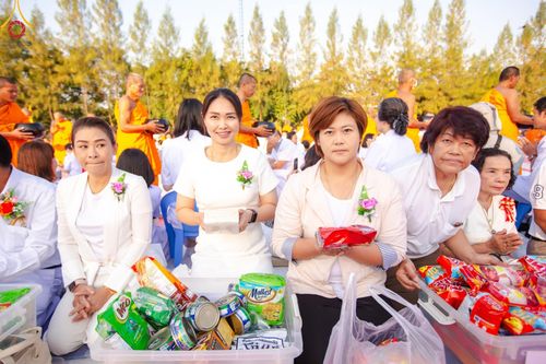 ภาพ No.193027:พิธีตักบาตรพระธรรมยาตรา ณ อนุสรณ์สถานคลองบางนางแท่น อ.สามพราน จ.นครปฐม ในโครงการธรรมยาตรา กตัญญูบูชา มหาปูชนียาจารย์ พระมงคลเทพมุนี(สด จนฺทสโร) พระผู้ปราบมาร อนุสรณ์สถาน 7 แห่ง ปีที่ 13 วันที่ 11 มกราคม พ.ศ.2568