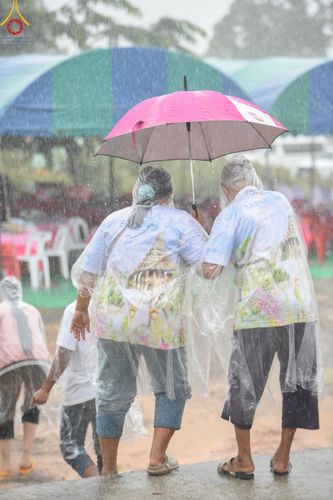 ภาพ No.146632:พิธีทอดผ้าป่าสร้างหลังคาอาคาร 80 ปี หลวงพ่อธัมมชโย ณ ศูนย์ปฎิบัติธรรมวิหารแดง จังหวัดสระบุรี วันอาทิตย์ที่ 28 กรกฎาคม พ.ศ. 2567