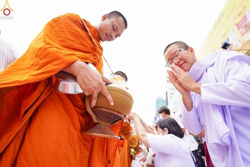 ภาพ No.85968:ตักบาตรพระนานาชาติ 10,000 รูป ใจกลางนครหาดใหญ่ จ.สงขลา วันอาทิตย์ที่ 20 สิงหาคม พ.ศ. 2566