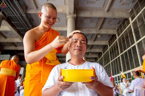 ภาพ No.230848:วันที่ 28 มิถุนายน พ.ศ. 2568 พิธีตัดปอยผมและปลงผม โครงการบวชพระนานาชาติ AEC & WAB รุ่นที่ 9 ณ วิหารคด 2 วัดพระธรรมกาย