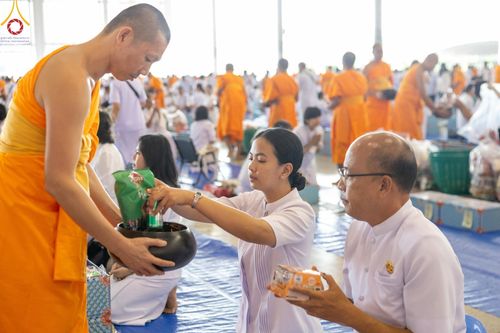 ภาพ No.149974:พิธีตักบาตร , พิธีปฎิบัติธรรม , พิธีถวายภัตตาหารเมนูสวรรค์ ในพรรษาแห่งการเข้าถึงธรรม วันธรรมชัย วันอังคารที่ 27 สิงหาคม พ.ศ.2567 ณ สภาธรรมกายสากล วัดพระธรรมกาย