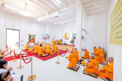 ภาพ No.252307:วันที่ 4-5 ตุลาคม พ.ศ. 2568  วัดพระธรรมกายแคลิฟอร์เนีย ประเทศสหรัฐอเมริกา ได้จัดพิธีตัดปอยผม โดยคณะสงฆ์ ญาติ ๆ และสาธุชน ให้กับนาคธรรมทายาท 8 ท่าน และได้จัดพิธีบรรพชา-อุปสมบท ฉลองพิธีทอดกฐินบรมจักรพรรดิ สร้างอุโบสถ 82 ปี บูชาธรรมหลวงพ่อธัมมชโย