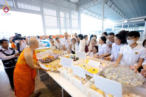 ภาพ No.203743:พิธีถวายภัตตาหารเป็นสังฆทาน แด่พระธรรมยาตรา ณ วัดพระธรรมกาย ตำบลคลองสาม อำเภอคลองหลวง จังหวัดปทุมธานี ในโครงการธรรมยาตรา กตัญญูบูชา มหาปูชนียาจารย์ พระมงคลเทพมุนี(สด จนฺทสโร) พระผู้ปราบมาร อนุสรณ์สถาน 7 แห่ง ปีที่ 13 วันที่ 30 มกราคม พ.ศ. 2568