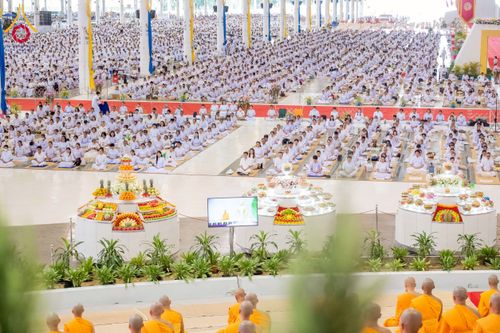 ภาพ No.264368:วันอาทิตย์ที่ 2 พฤศจิกายน พ.ศ. 2568 พิธีบูชาข้าวพระ ณ สภาธรรมกายสากล วัดพระธรรมกาย