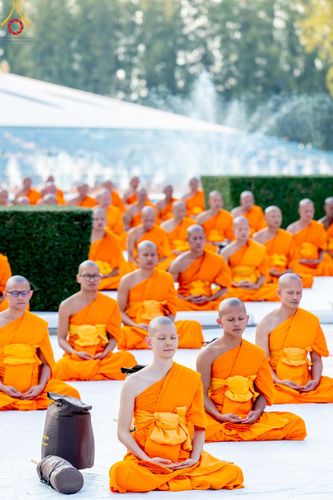 ภาพ No.186995:พระธรรมยาตราปฏิบัติธรรม และถ่ายภาพหมู่ประวัติศาสตร์ ปีที่ 13 ณ ลานทิศตะวันออก มหาวิหารพระมงคลเทพมุนี วัดพระธรรมกาย จ.ปทุมธานี วันเสาร์ที่ 28 ธันวาคม พ.ศ. 2567