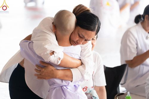 ภาพ No.133977:พิธีขอขมามอบผ้าไตร โครงการบรรพชาสามเณร ศูนย์อบรมวัดพระธรรมกาย ณ วัดพระธรรมกาย วันเสาร์ที่ 6 เมษายน พ.ศ. 2567