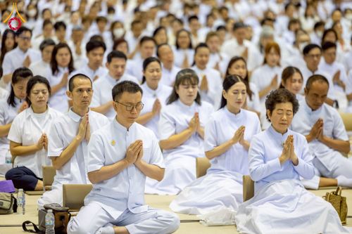 ภาพ No.232089:วันอาทิตย์ที่ 6 กรกฏาคม พ.ศ. 2568 พิธีตักบาตร ข้าวสารอาหารแห้ง  พิธีบูชาข้าวพระ สัมมนาพิเศษราชเหล็ก ณ สภาธรรมกายสากล วัดพระธรรมกาย