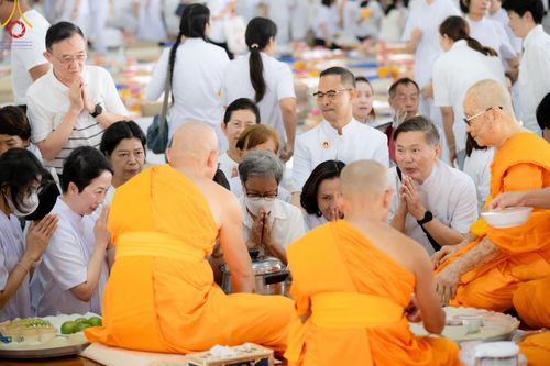 ภาพ No.143252:พิธีถวายภัตตาหารเพื่อเป็นกำลังแห่งการเข้าถึงธรรม ของพระภิกษุสามเณร วัดพระธรรมกาย วันเสาร์ที่ 6 กรกฏาคม พ.ศ. 2567 ณ หอฉันคุณยายอาจารย์ วัดพระธรรมกาย จ.ปทุมธานี