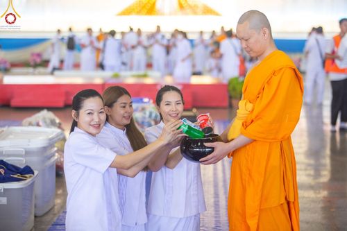 ภาพ No.124495:พิธีตักบาตรในวันมาฆบูชา ณ บ้านแก้วเรือนทองคุณยายฯ วัดพระธรรมกาย จ.ปทุมธานี วันเสาร์ที่ 24 กุมภาพันธ์ พ.ศ. 2567