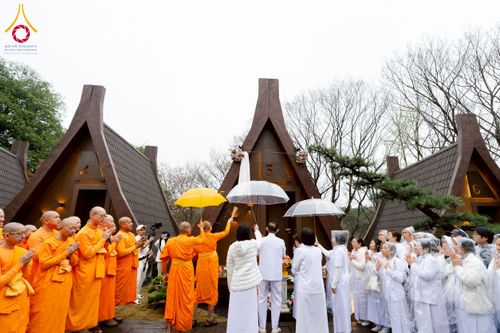 ภาพ No.221036:วันที่ 13 เมษายน พ.ศ. 2568 พิธีโปรยรัตนชาติปฐมเริ่มสถาปนาเจดีย์ และ พิธีเปิดหมู่บ้านปฏิบัติธรรม เพื่อการบรรลุธรรม ณ วัดป่าธรรมกายนานาชาติโทชิหงิ  ประเทศญี่ปุ่น