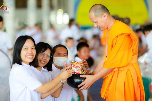 ภาพ No.139135:พิธีตักบาตร , พิธีบูชาข้าวพระ ณ ห้องแก้วสารพัด 1 สภาธรรมกายสากล วัดพระธรรมกาย วันอาทิตย์ต้นเดือนที่ 2 มิถุนายน พ.ศ. 2567