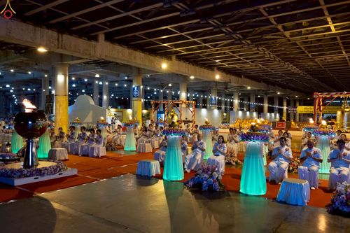 ภาพ No.224032:วันวิสาขบูชา วันอาทิตย์ที่ 11 พฤษภาคม พ.ศ. 2568 พิธีจุดวิสาขประทีป ,  พิธีเวียนประทักษิณรอบพระมหาธรรมกายเจดีย์ , พิธีฉลองชัยสวดมนต์บทธัมมจักกัปปวัตตนสูตร ครบ 7,357,000,000 จบ ณ มหารัตนวิหารคด วัดพระธรรมกาย