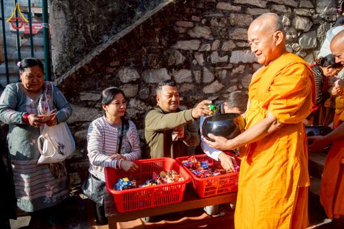 ภาพ No.213179:วันที่ 17 - 18 มีนาคม พ.ศ. 2568 คณะสงฆ์และสามเณรเดินบิณฑบาต รอบเมืองในพื้นที่ วัดสยมภูวนาถและราชวังปาตัน ณ เมืองกาฐมาณฑุ ประเทศเนปาล