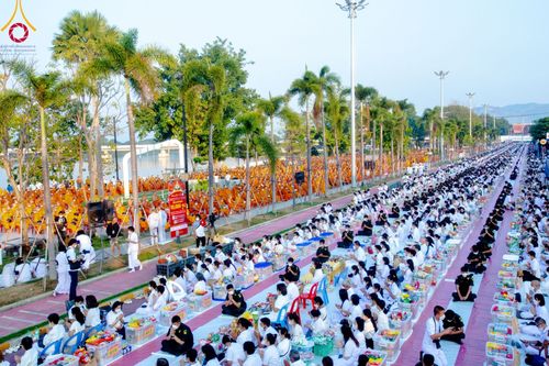 ภาพ No.101889:ตักบาตรพระ 10,000 รูป เติมบุญให้แผ่นดิน เนื่องในโอกาส 192 ปี จังหวัดกาญจนบุรี หนึ่งในโครงการตักบาตรพระ 2,000,000 รูป  77 จังหวัดทุกวัดทั่วไทย วันจันทร์ที่ 11 ธันวาคม พ.ศ. 2566 บริเวณถนนสองแคว (SKY WALK) เมืองกาญจนบุรี