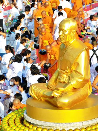 ภาพ No.110314:พิธีตักบาตรพระธรรมยาตราฯ ในโครงการธรรมยาตรากตัญญูบูชา มหาปูชนียาจารย์ พระมงคลเทพมุนี(สด จนฺทสโร) พระผู้ปราบมาร ปีที่ 12 ณ อนุสรณ์สถานลำดับที่ 2 สถานที่ตั้งมโนปณิธานบวชตลอดชีวิต อนุสรณ์สถานบางนางแท่น จ.นครปฐม วันที่ 11 มกราคม พ.ศ. 2567