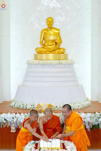 ภาพ No.239463:วันอาทิตย์ที่ 17 สิงหาคม พ.ศ. 2568 พิธีกดปุ่มอัญเชิญรูปเหมือน พระมงคลเทพมุนี (สด จันทสโร)  ณ มหาวิหารแก้วพระมงคลเทพมุนี  ศูนย์ปฏิบัติธรรมแก้วเมืองเลย