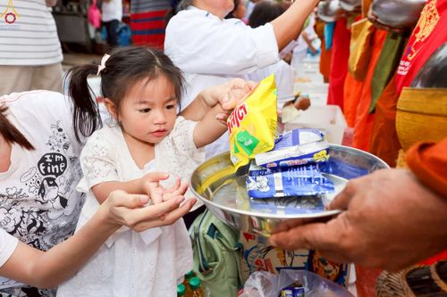 ภาพ No.237129:วันอาทิตย์ที่ 10 สิงหาคม พ.ศ. 2568 มหาสังฆทานครั้งยิ่งใหญ่ ตักบาตรพระ 10,000 รูป ถ.นิพัทธ์อุทิศ 3 ใจกลางนครหาดใหญ่ จ.สงขลา (ชุดที่ 2)