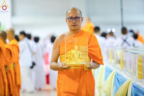 ภาพ No.159547:สัมมนาพิเศษและพิธีมอบองค์พระธรรมกาย 2,000 องค์ ณ ห้องแก้วสารพัดนึก 1 วัดพระธรรมกาย วันอาทิตย์ต้นเดือนที่ 6 ตุลาคม พ.ศ. 2567